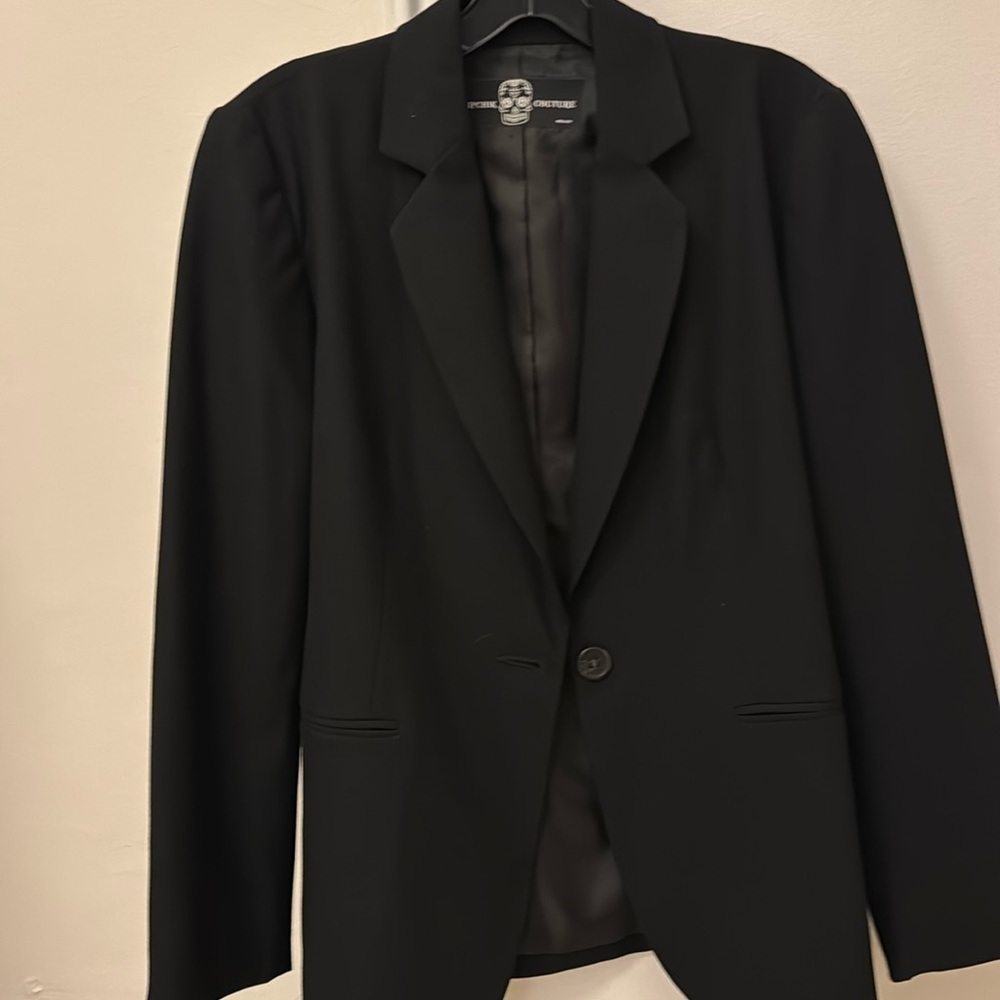 Single Button Front Closure - image 1